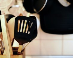 В кухонной утвари и игрушках из чёрного пластика нашли опасные токсины, вызывающие рак